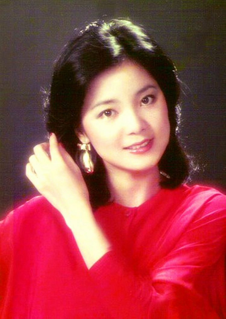 邓丽君1982香港伊利沙伯体育馆演唱会 艺人:邓丽君 语种:其他
